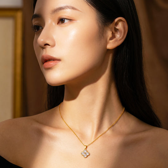 White Clover Floral Diamond Simulant Pendant Necklace | Gold | Luxe4541