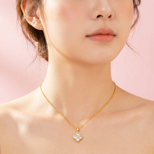 White Clover Floral Diamond Simulant Pendant Necklace | Gold | Luxe4541