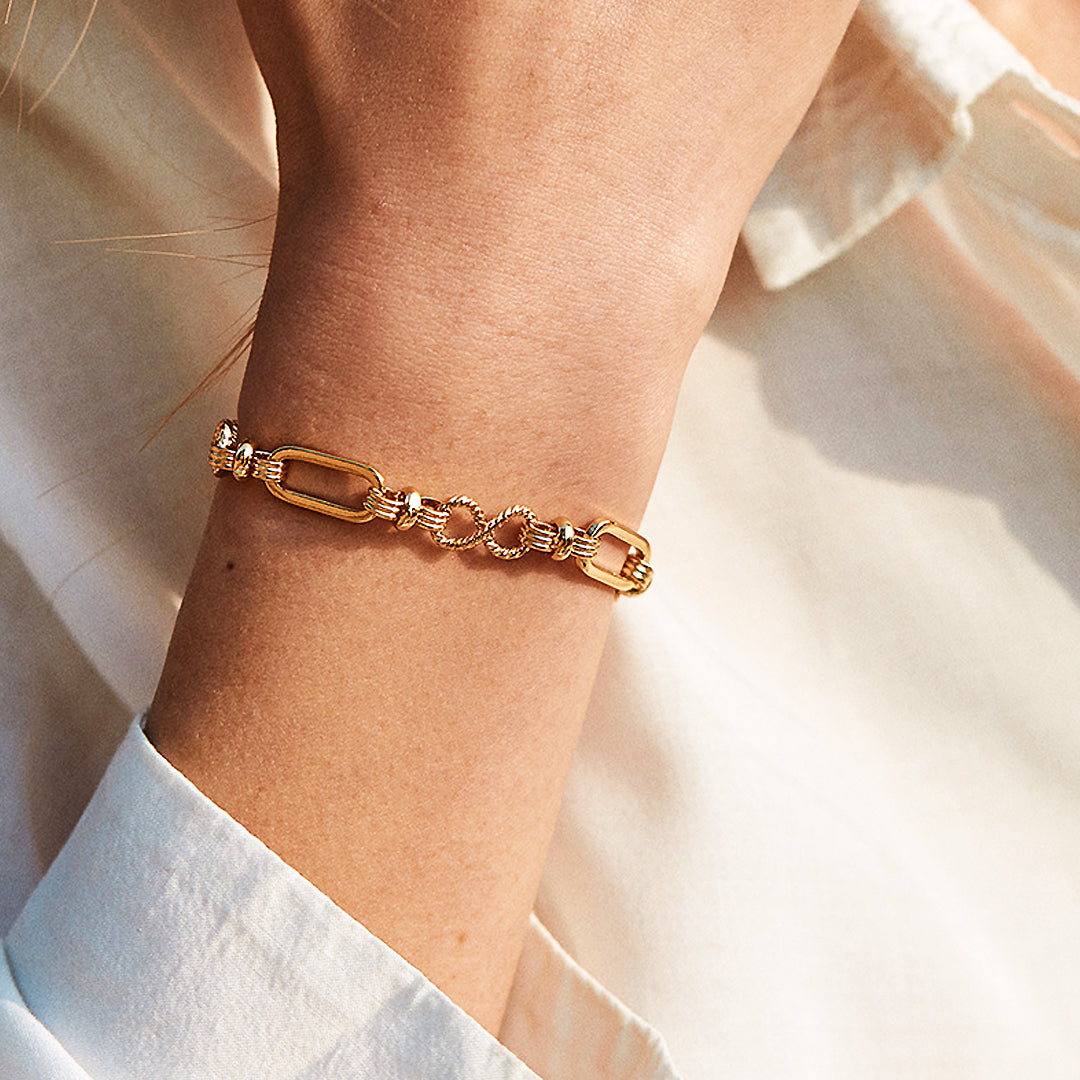 Textured Infinity Link Bracelet | 18K Gold | Luxe6423 – Tiara.com.sg