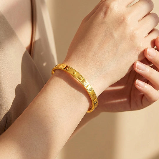 Clover Motif Gold Bangle Bracelet | Luxe6547 - bangle | Singapore Jewellery, Wedding Rings &amp; Gifts | Same Day Delivery | Tiara.com.sg