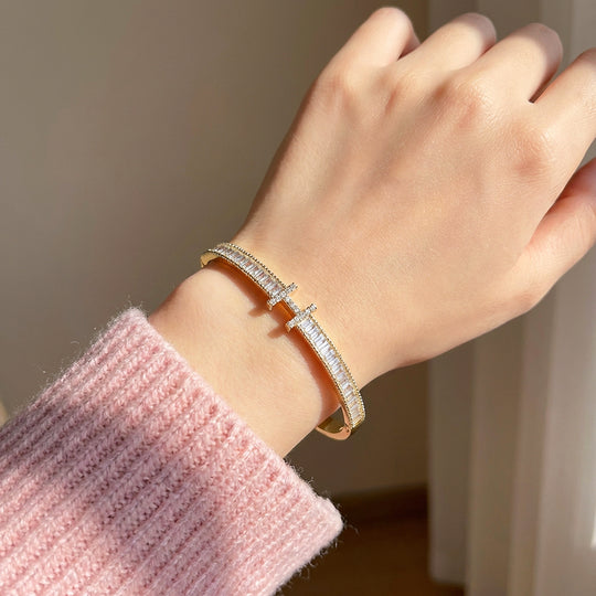 Baguette Channel H-Bar Gold Bangle Bracelet | Luxe6551 - bangle | Singapore Jewellery, Wedding Rings &amp; Gifts | Same Day Delivery | Tiara.com.sg