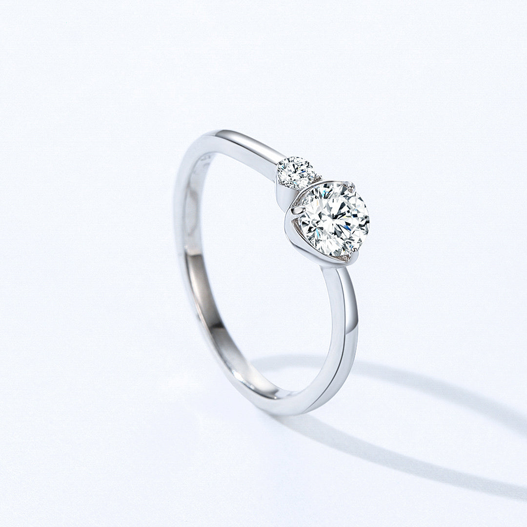 Prm7133: The Eternal Kiss Three-Stone Ring
