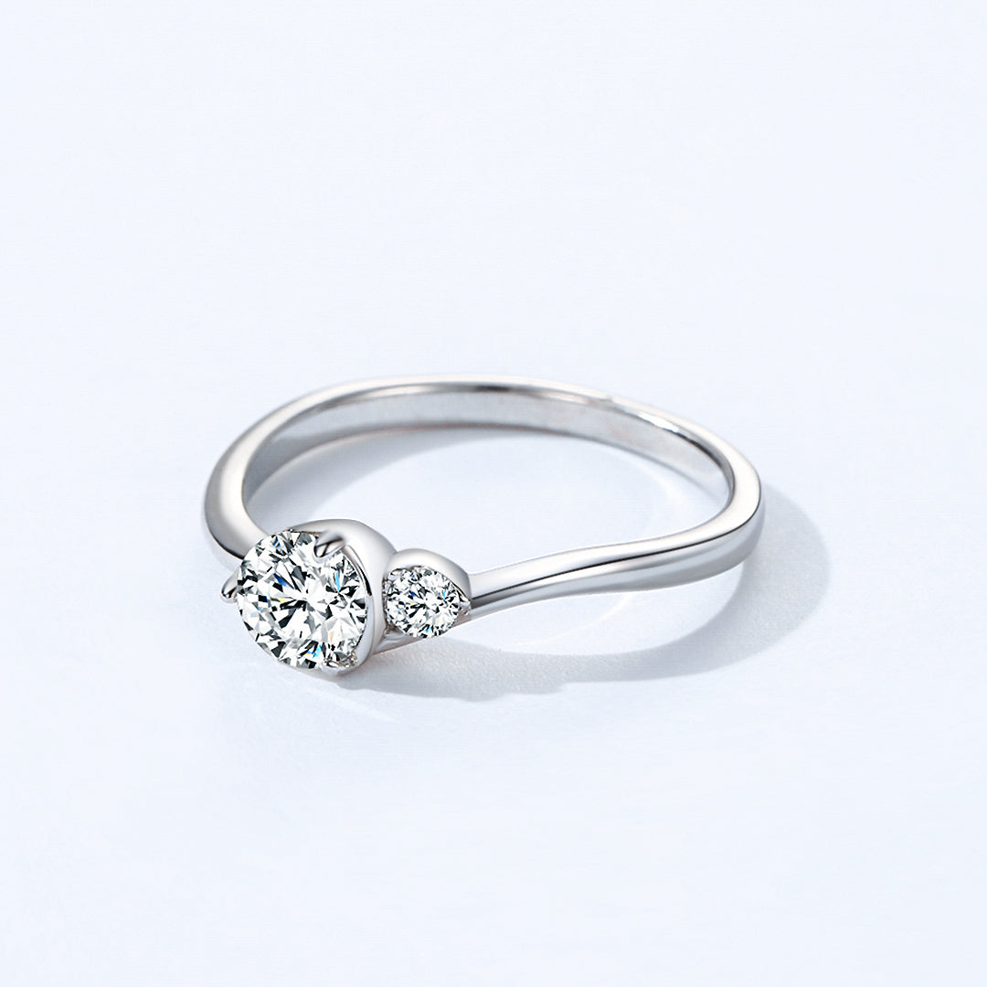 Prm7133: The Eternal Kiss Three-Stone Ring