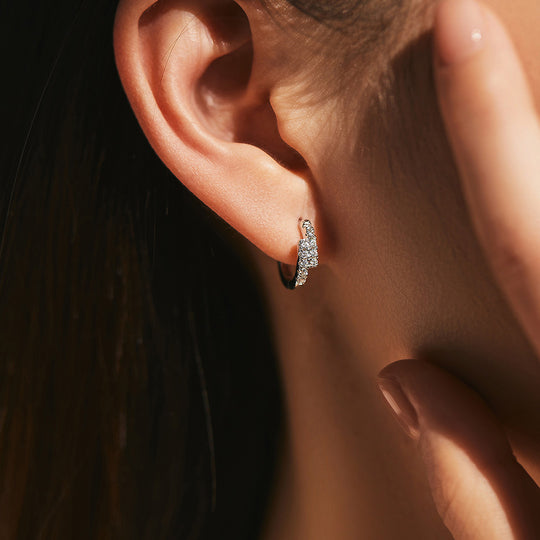 Prm8106: The Moissanite Comet Huggie Hoops