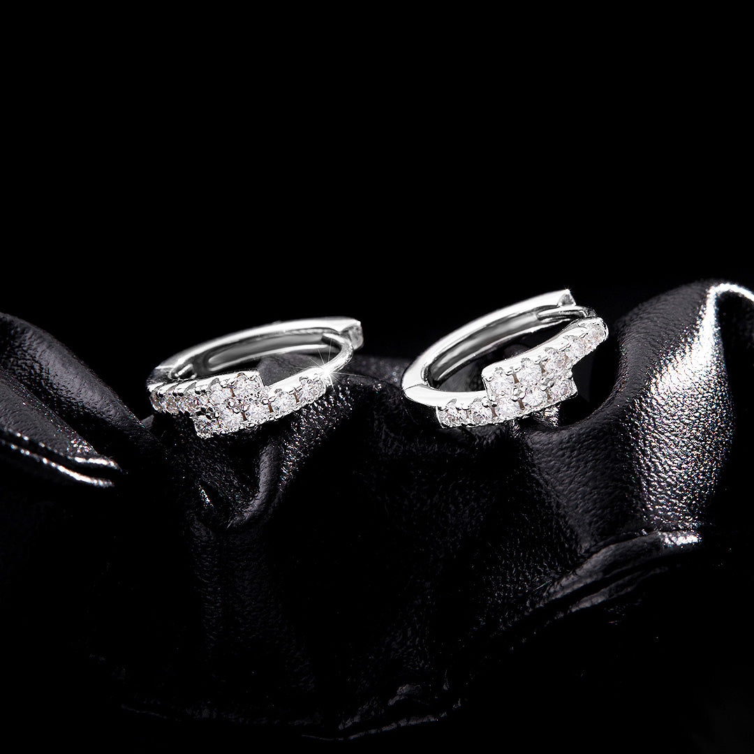 Prm8106: The Moissanite Comet Huggie Hoops