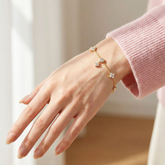 Clover Motif Charm Bracelet | Moissanite | Prm9130