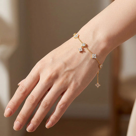 Clover Motif Charm Bracelet | Moissanite | Prm9130