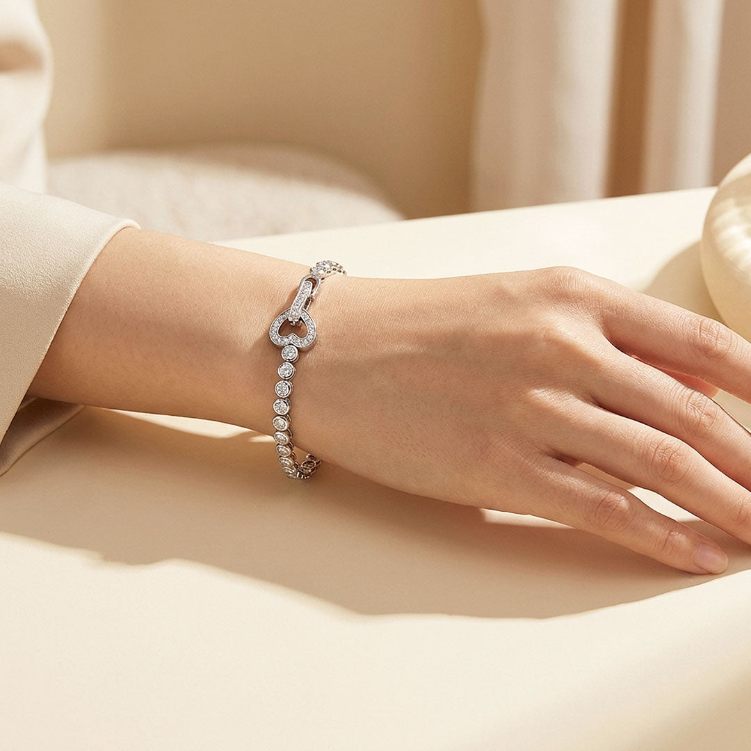 Round Bezel Heart Clasp Women Ring | Prm9172