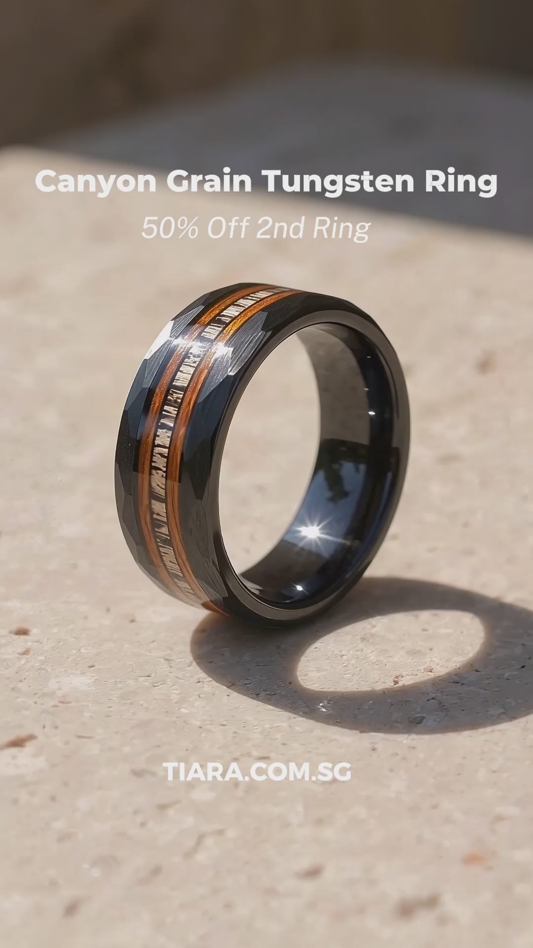Canyon Grain Hammered Wood Tungsten Carbide Ring | Men&
